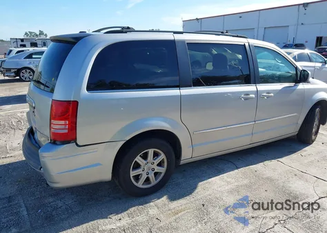 2010 Chrysler Town & Country Touring z USA, uszkodzony, nr VIN 2A4RR5D18AR324120
